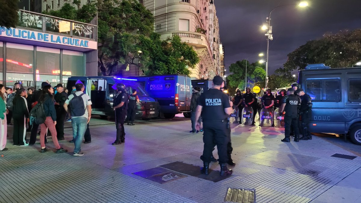Repudiamos la represión del gobierno de Milei, con el operativo de Patricia Bullrich a la manifestación popular en apoyo a jubilados y jubiladas. Reclamamos la inmediata libertad de todas las personas detenidas. 
Basta de hambre y violencia ¡Jubilaciones dignas ya!