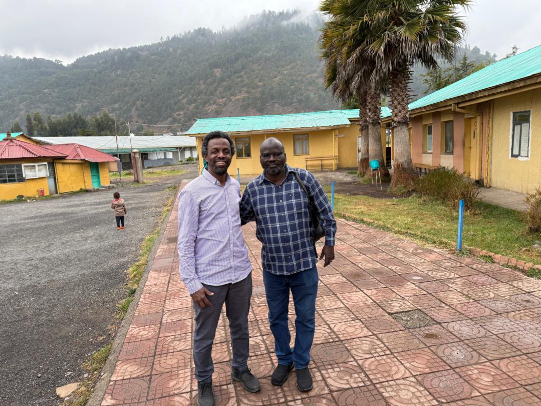 MycetomaRC's tweet image. Dr. Mustafa Elnour Bahar, consultant radiologist at the Mycetoma Research Centre, is training Ethiopian radiologists on using ultrasound for mycetoma diagnosis. This initiative boosts early detection and strengthens the country's ability to manage the disease. #Ethiopia