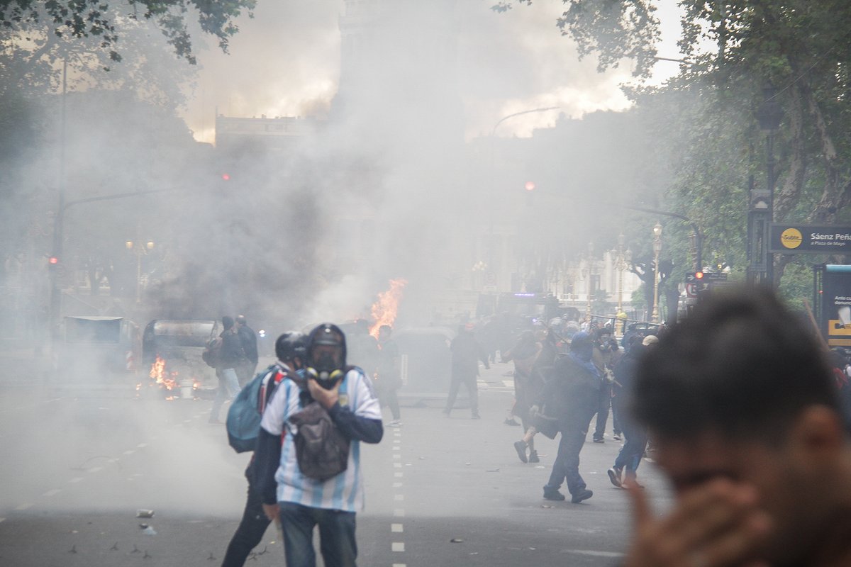 CELS_Argentina's tweet photo. Las decenas de personas heridas y detenidas son trabajadorxs de prensa, jubiladxs, integrantes de organizaciones sociales, políticas y sindicales. No hay golpe, hay represión. https://t.co/ygBZquAQZQ