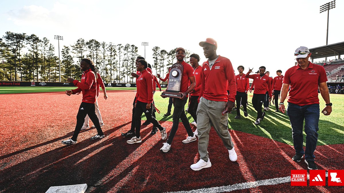 RaginCajunsTRK's tweet photo. Celebrated our @SunBelt Indoor Title tonight with Cajun Nation 🤟

If you ever need a pinch-runner, we got you covered @RaginCajunsBSB 

#GeauxCajuns https://t.co/zkIKu5lYlK