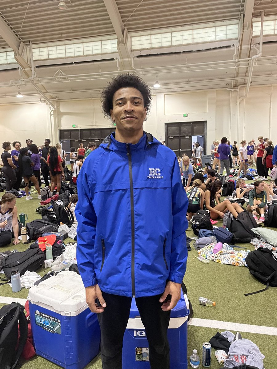 3-PEAT 💿

Kalen Sargent runs a 6.90 in the 60m to place 🥇and set a new school record at his future home👀

He also takes the #1 seed for indoor state!