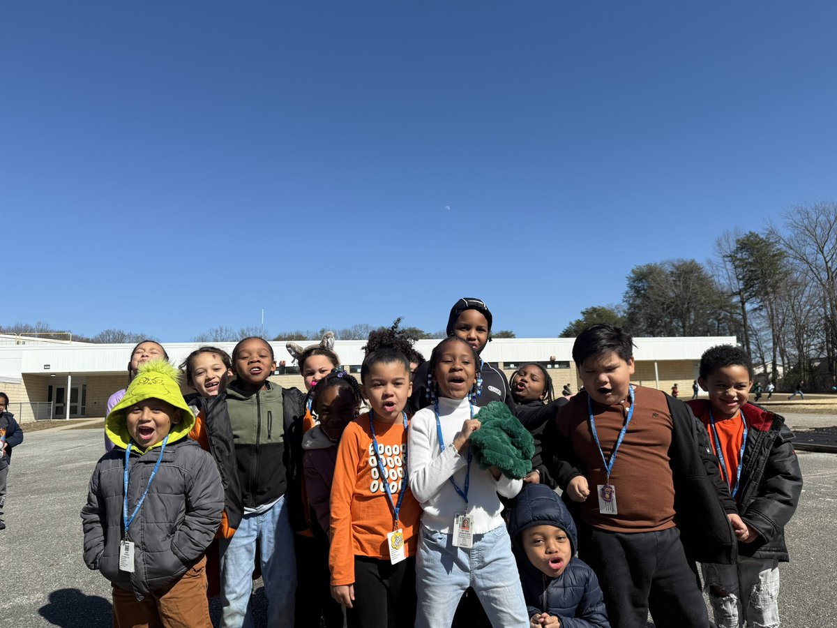 MissH_GotClass's tweet photo. We were looking for the moon during the daytime! Finally found it😊 https://t.co/MqNpZSlkQ4