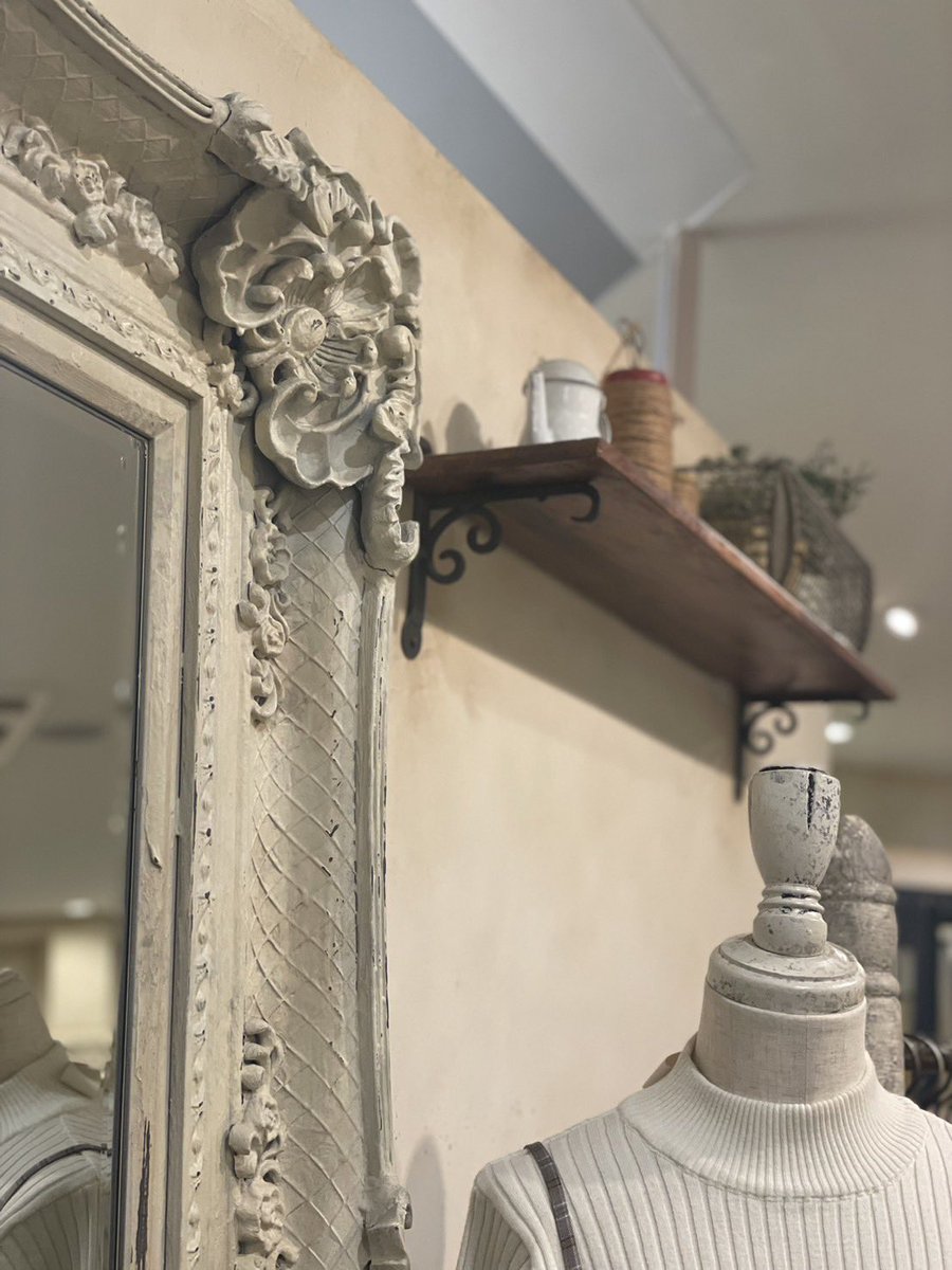 An3SMA01's tweet photo. 【3rooms店のお気に入りのディスプレイ⑧🪽】

おしゃれな飾り棚とフレームの繊細な装飾が時代の趣を感じさせるアンティークの大きな姿見。 https://t.co/fXWDKi4sOK