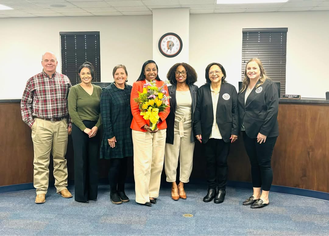 AReedSmith's tweet image. 📢🧡Exciting news! We’re thrilled to welcome @DanaArreola5 as our new school superintendent @gonzales_isd! With her leadership, we are confident we will Grow Greatness in our schools, students, and community. Join us in giving her a warm welcome! #GrowingGreatness #ApachePride