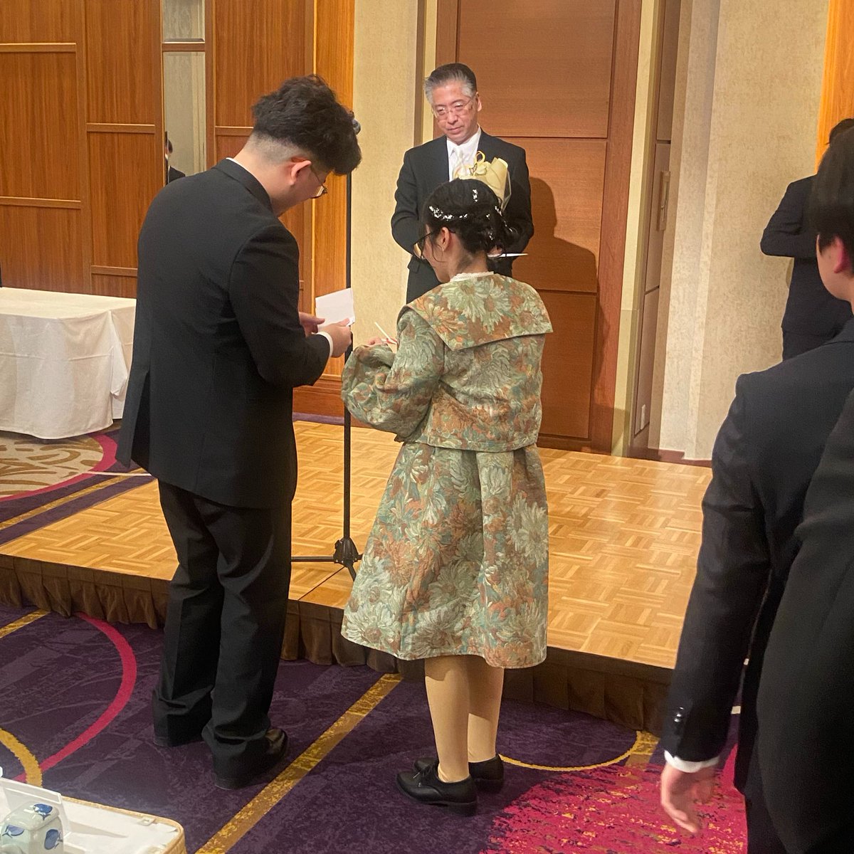 design_metro's tweet photo. 卒業式終了後は卒業パーティーがありました！
事務専攻、eスポーツ専攻が主体となって企画・運営を行いました。
とても楽しい会になり、最後に良い思い出ができました✨
パーティー終了時には学生から講師に向けて、色紙や花束の贈呈がありました🌸

#長崎 #専門学校 #メトロITビジネスカレッジ #卒業 https://t.co/8LGGX3wbbm