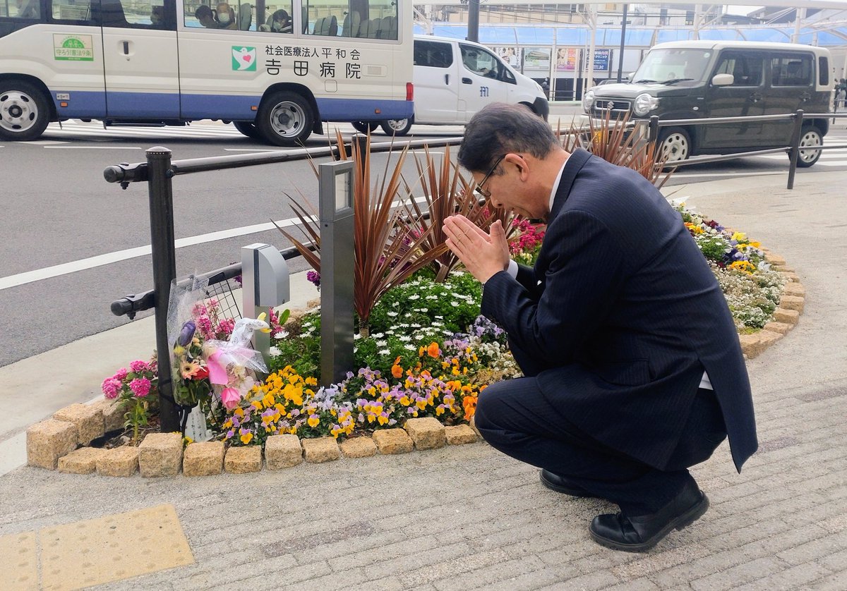 安らかに眠ってください
日本を取り戻しますから

昨日、奈良から帰る途中に大和西大寺駅前の銃撃現場を訪れて合掌しました。
7月でなくても花が絶えることはなく…
「花入れに書いてある言葉」に目頭が熱くなりました。
悔しくて寂しいけど頑張らなくては。