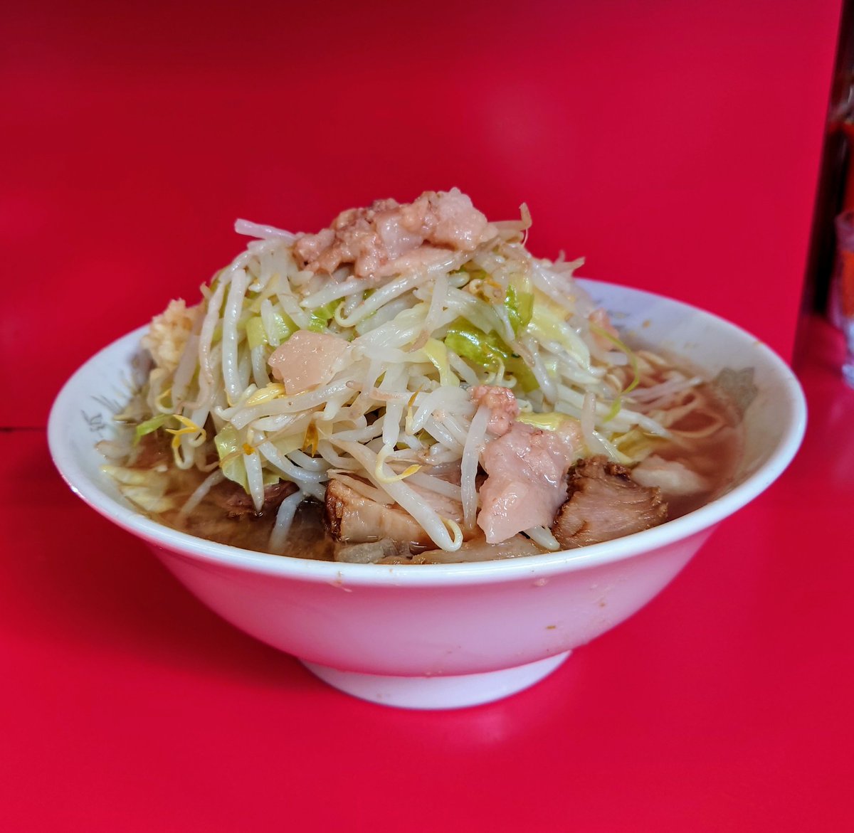 yupo_po_n's tweet photo. 🗓 3/13(木)8:20 並び16名 着丼9:05     　　　　    
🍜 ラーメン二郎 三田本店
🍜 小ラーメン
　(ﾆﾝﾆｸ少・野菜・ｱﾌﾞﾗ)　 

今週の2度目の三田本店🍜
朝イチの力強い非乳化スープ🍜
久々の端豚😆
麺もモチッとして旨い
最強の朝食を食べれて感謝🥳
最高に美味しかった😋💯
ご馳走様でした🙏✨ https://t.co/IJP5nlVq5r