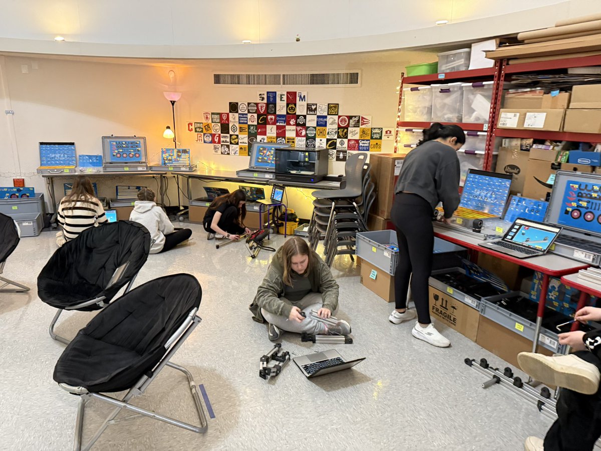 kmdunlap's tweet image. 7th and 8th graders busting a move on their infento vehicles!!! 😊 #fairviewadvantage #solveproblems #collaborate #communicate #infento @infento @FPSchools