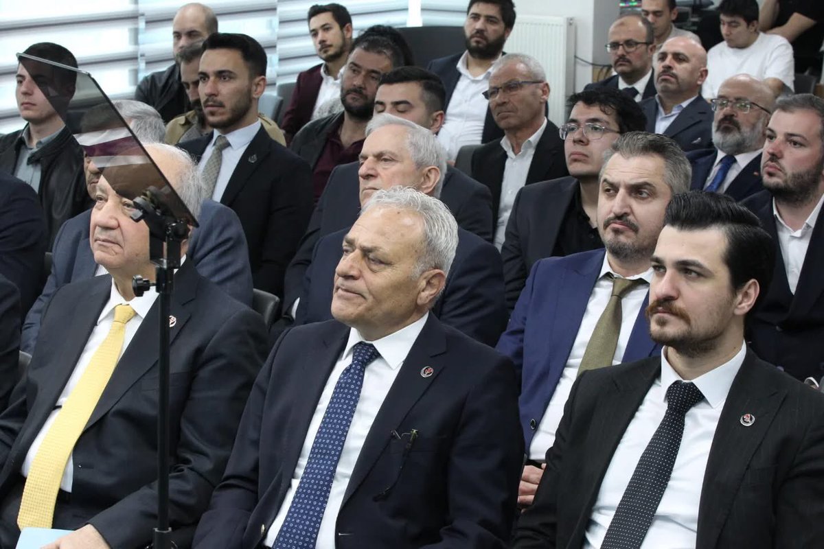 mkpln06's tweet photo. Suriye üzerine 
“Bizim Suriye’de durduğumuz yer Mazlumların ve Türkmenlerin yanıdır. 
Buradan birşeyi sormak istiyoruz Suriye’de PKK ile hareket eden nüfus yapısı Türkmenlerin yarısı kadar bile değilken nasıl bu kadar etkili oluyorlar? (Çünkü ABD ve İsrail uşakları)
Türkmenler nerede? Neden YPG/SDG ile yapılan anlaşma gibi bir anlaşmada Türkmenler ile yapılmıyor? Türkmenler neden devlette yeni hükümette yok!”

Eğitim sen üzerine 
“Bu sendika ilk ve ortaokul düzeyindeki okullarda kendilerine bağlı öğretmenlere talimat vererek gidin derslerinizde 
LGBT’yi anlatın savunun demiştir. Olacak şey değildir.
BU SENDİKA DERHAL KAPATILMALIDIR.”

@eczozgurozel “herşeyden önce eğer CHP bu vatanın milletin partisi ise gidip hesap sormalıdır, PKK’ya DHKP-C’ye yardım ve yataklık eden CHP belediyelerinden ve belediye başkanlarından nasıl böyle bir şey olabilir izah etmelidir!”

Sokak köpekleri 
Her gün yaralama ve ölümlere şahit olduğumuz sokak köpeği saldırılarına karşı her defasında toplatılmalı diyoruz. 
“Sokak Köpekleri toplatılmasın üç beş insan, çocuk ölse ne olacak diyorlar. Biz insan soyluyuz siz köpek soylumusunuz? 
İnsanı yaşatmak yerine köpek savunuculuğu yapıyorsunuz.”

Büyük Birlik Partisi Genel Başkanımız Sn. @Mustafa_Destici @bbpgenelmerkez