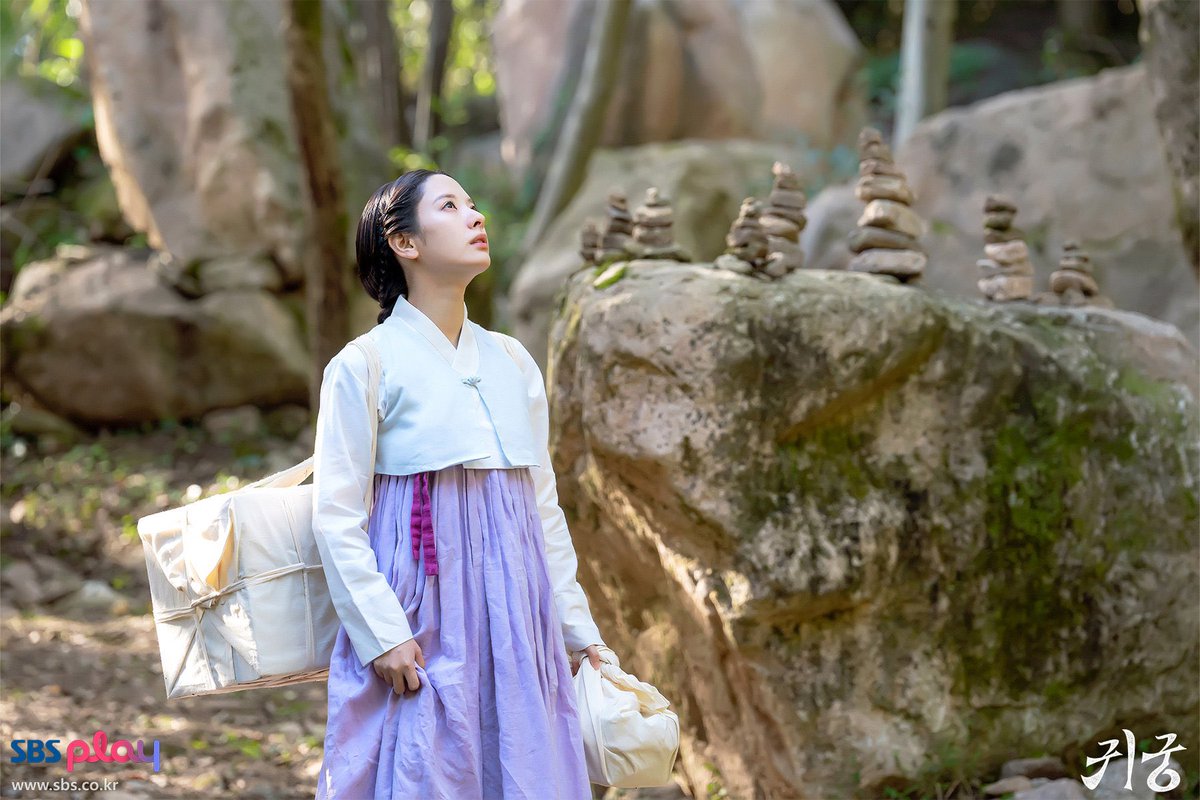 이게 여리일까 연주일까..? 진짜 밑에 로고 지우면 구분 못할 것 같음,, 동글동글 콩알도 같고.. 한복 핏도 비슷한 느낌..? 근데 구도가 달라서 그런가 유독 작ㅇ…..ㅏ…….