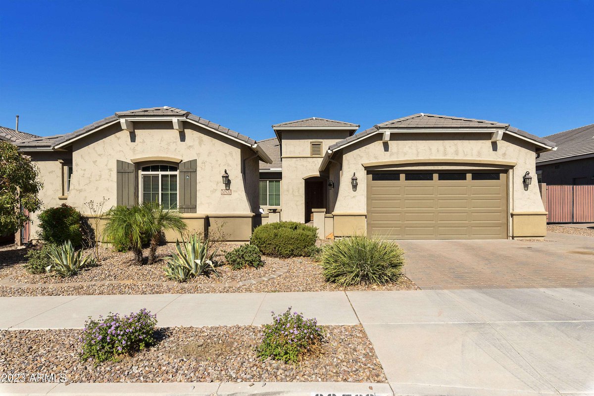 gilbertliving's tweet photo. 🏡 Discover your dream home at 20520 E MOCKING Drive! This elegant 3-bed, 3-bath oasis sparkling pool, gourmet kitchen, and spacious floor plan. Perfect for entertaining or relaxing! 🌟

https://t.co/2dAuIAoQ3L

#DreamHome #RealEstate #QueenCreekAZ #LuxuryLiving https://t.co/U0nuODWAID