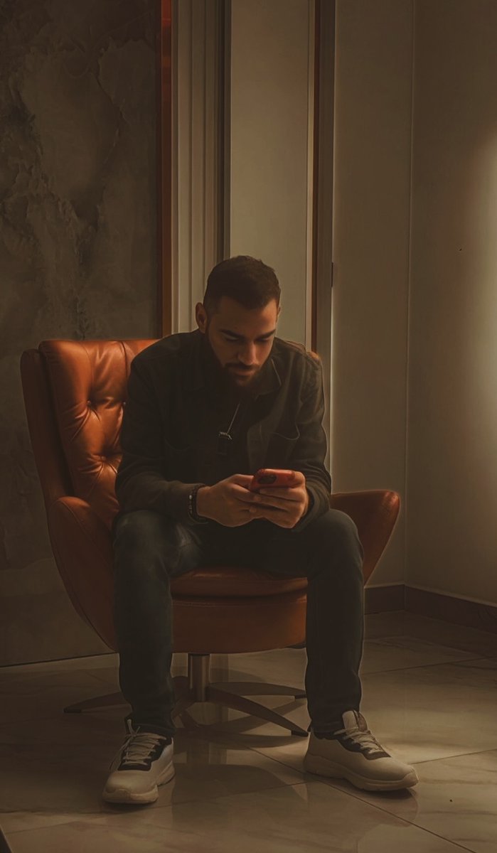 اجمل تعليق وصلني عالصوره هي 🥰
"سَرَقَ قَلبي وجهٌ مُلتَحي
بعينَانِ أشبَهَ بالنُجوم.