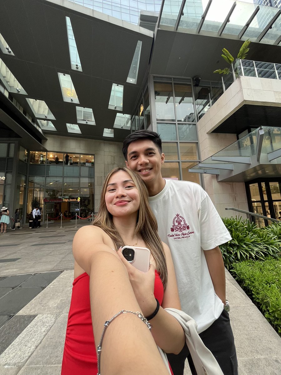sebiodimagiba's tweet photo. @callmetimang Life update: She’s in law school, habang nag tatrabaho. I mean, anong di mo kayang gawin? 🤨
Ako, lulong parin sa kanya pero may trabaho na kaya may pang kain na ulit. https://t.co/yvW9YWpwG6