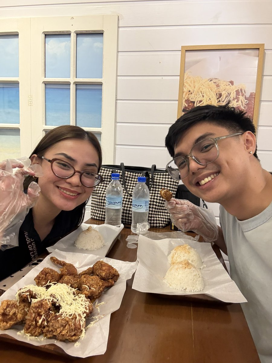 sebiodimagiba's tweet photo. @callmetimang Life update: She’s in law school, habang nag tatrabaho. I mean, anong di mo kayang gawin? 🤨
Ako, lulong parin sa kanya pero may trabaho na kaya may pang kain na ulit. https://t.co/yvW9YWpwG6