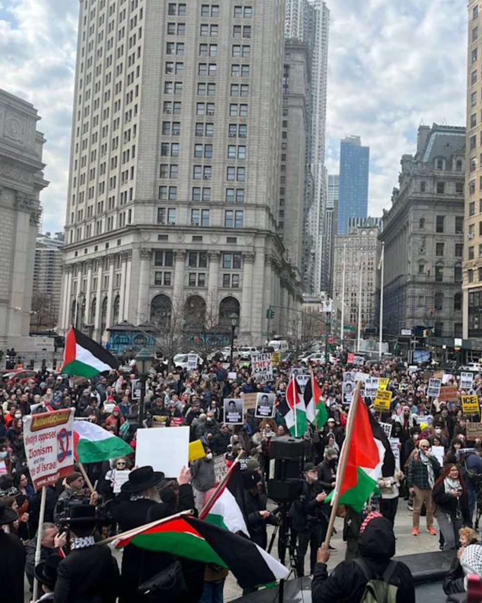 Steven Donziger (@sdonziger) on Twitter photo Massive support today for <a href="/Columbia/">Columbia University</a> grad student Mahmoud Khalil outside court in New York. Our government must stop the illegal attacks on students like Mahmoud who call out Israel’s gross human rights violations.
ICE abducted Mahmoud in the dead of night. Bring him home.👊 Massive support today for <a href="/Columbia/">Columbia University</a> grad student Mahmoud Khalil outside court in New York. Our government must stop the illegal attacks on students like Mahmoud who call out Israel’s gross human rights violations.
ICE abducted Mahmoud in the dead of night. Bring him home.👊