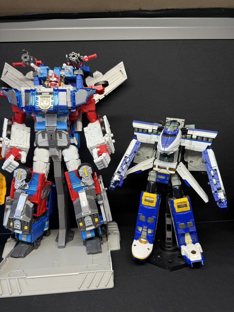 displacedzebra's tweet photo. Combiners comparisons with Omega Prime #haslab https://t.co/1ojJfEazNl