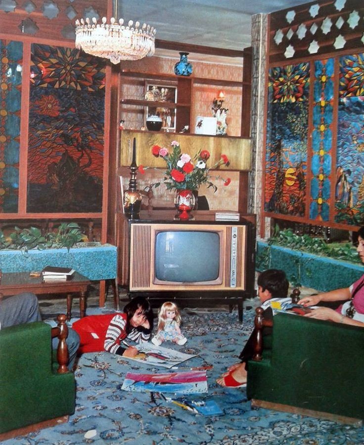 #صباح_الخير
تتسلل ذكرياتهم كخيوط دخان
تخنقني شوقًا
وتدمع عيني حنينًا
أيام زمان
يالها من أيام!
كانت الحياة فيها بسيطة كبساطة قلوبهم
نقية كنقاء أرواحهم
كانت البيوت فيها دافئة
تعج بالضحكات والأحاديث
وكانت القلوب فيها متآلفة
تتشارك الأفراح والأحزان
ما السر في تلك الأيام؟
#ريال_مدريد