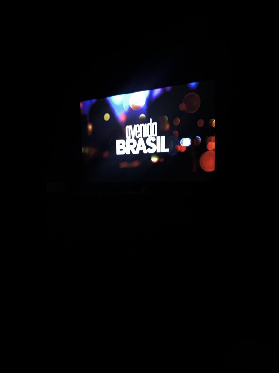 _sosaluaa's tweet photo. mi infancia se resume en noches de comedia con mamá, mis hermanos y mi abuela acostados en la cama 🥹🥹🥹 https://t.co/UnGP5c96Ms