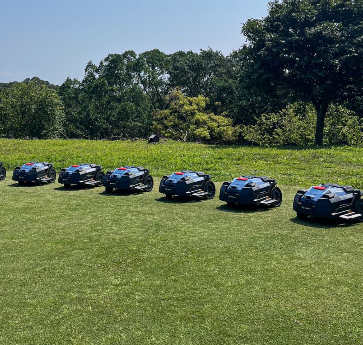 ShackShinny's tweet photo. NexMow M2 units reporting for duty. All lined up and ready to go. E-crew allows up to 10 robots working together in any 1 zone. Improved efficiency. #metgcsa #negcsa #magcsa #nexmow https://t.co/dHldmYg4Zn