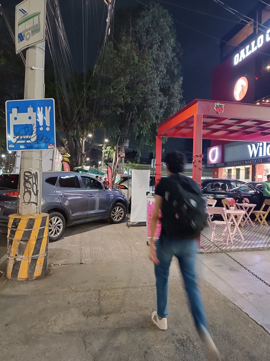 Kelemiba's tweet photo. Oye @Alcaldia_Coy @inveacdmx ¿si se pueden estacionar los clientes del Gallo Cervecero sobre la banqueta de avenida Taxqueña? https://t.co/csboneBsnJ