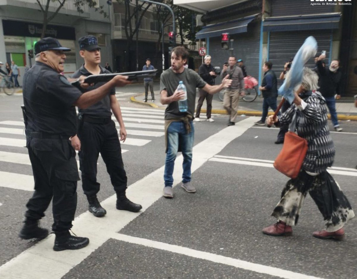 JRBsAs's tweet image. LA REPRESIÓN AVANZA
Una vez más, vemos a la Argentina de la “libertad” teñida de violencia y represión.
Mientras en el congreso se llevó a cabo un nuevo hito bochornoso, el gobierno hizo una nueva muestra de su vocación anti democrática.
A la violencia le dijimos nunca más.
