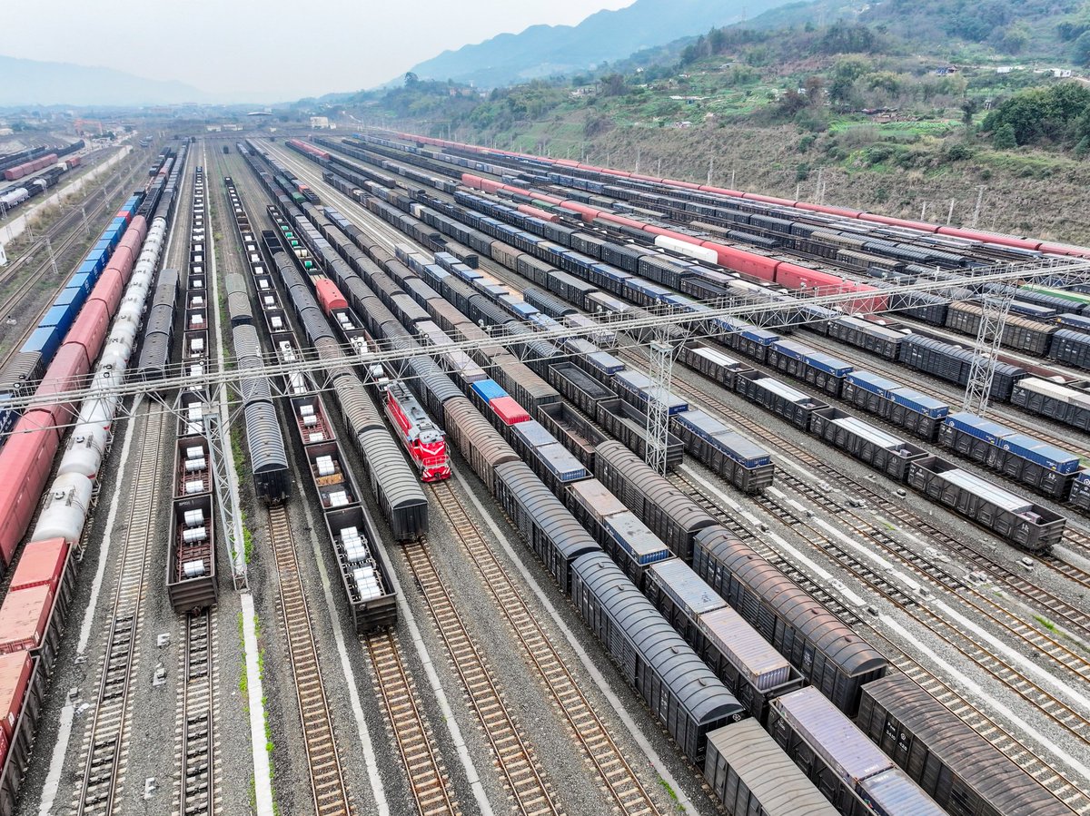 China's railway network transported 622M tonnes of cargo in the 1st 2 months of the year, an increase of 2% YoY. #ChinaInsider https://t.co/LLj1qaiLk1
