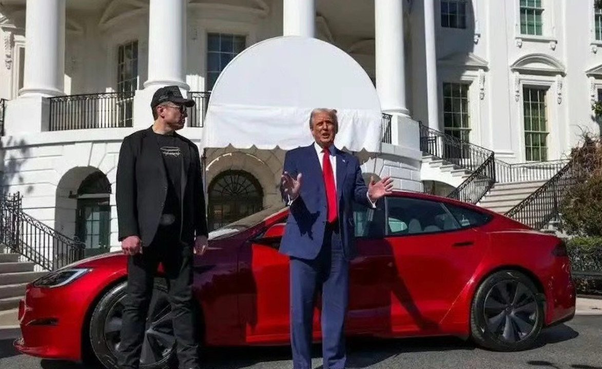 Trump spent $80,000 to buy a full Tesla streetcar to show his support for Musk, and also picked his favorite red.