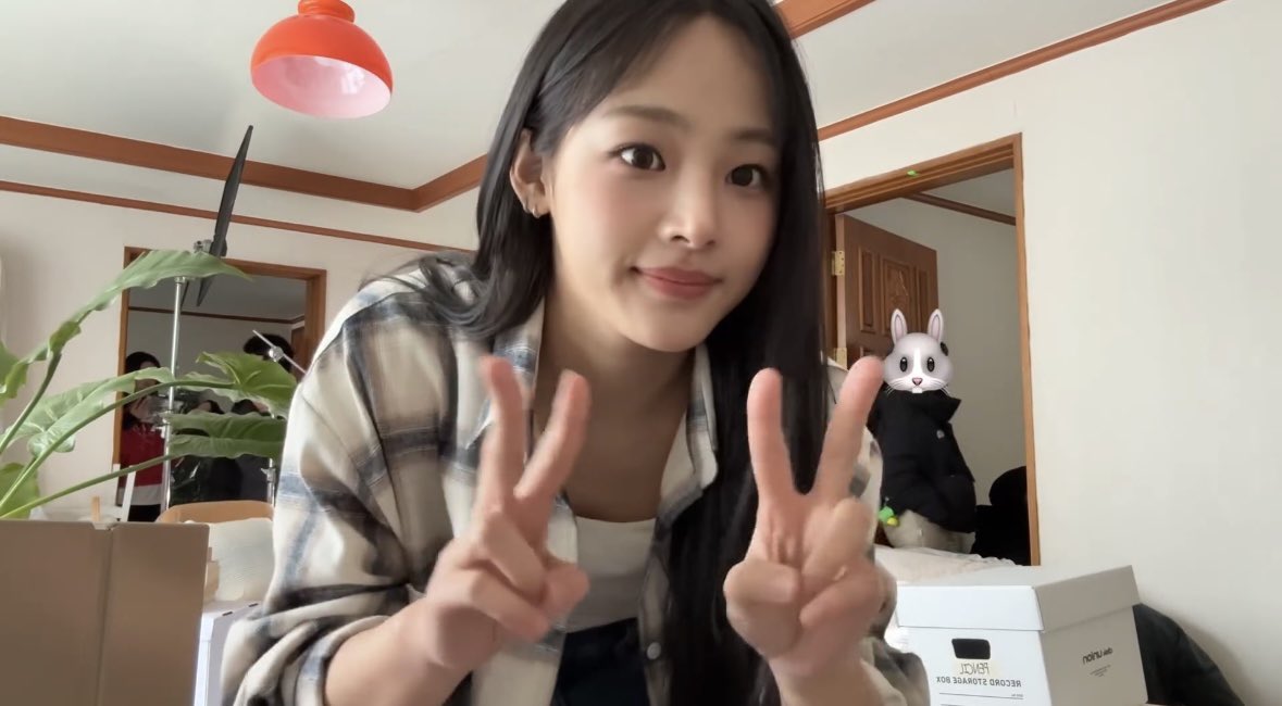 suzybwoo's tweet photo. minji literally the cutest person ever https://t.co/odRwZLWUap
