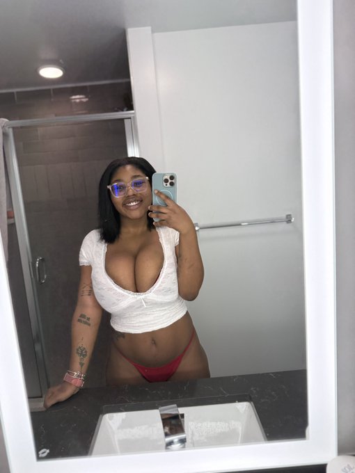 Watch skie 🩷's leaked NSFW photo on TwXstars