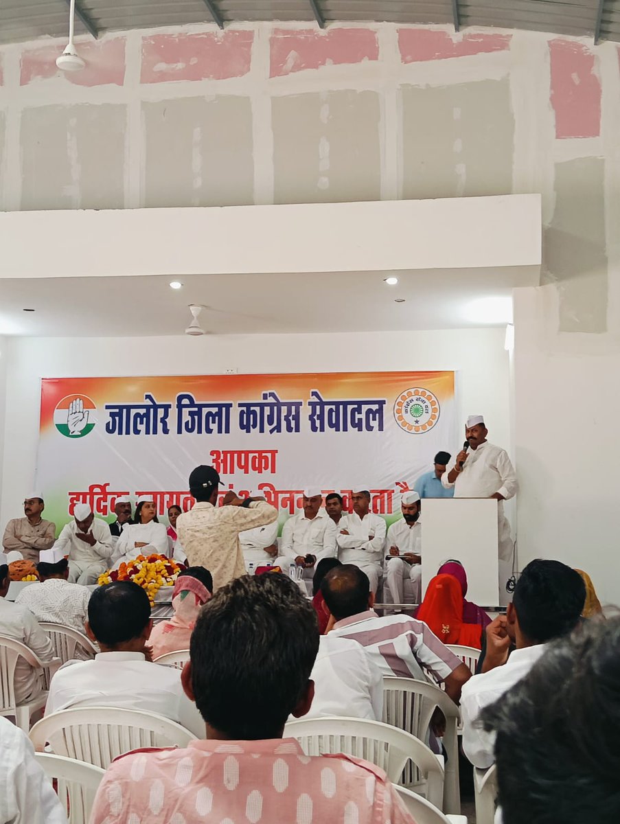 राजीव गांधी भवन,जालोर में जिला कांग्रेस सेवादल की बैठक में शिरकत की।
बैठक में सेवादल के प्रदेश प्रभारी श्री गोविंद पटेलजी,सहप्रभारी ज्योती खन्नाजी,श्री पुखराज जी पाराशर,श्री मोहन हटेला,जिला अध्यक्ष भंवरलाल मेघवाल,सेवादल के जिलाध्यक्ष भेरूपालसिह सहित प्रमुख कांग्रेसजन उपस्थित रहे