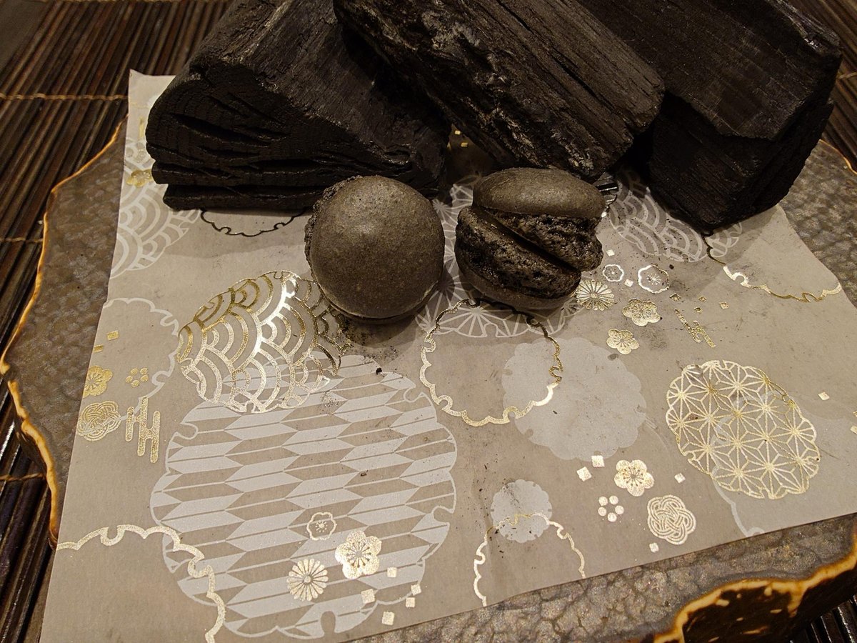 幸せの羽と書いて幸の羽(このは)
銀座にあります

グランメゾン東京を見てグランメゾンに行きたくなっても

ロブションもロオジエもカンテサンスも予約が取れませんよね

そんな時に味も素材もこだわりも魅せ方も接客も満たされる店

幸の羽(このは)