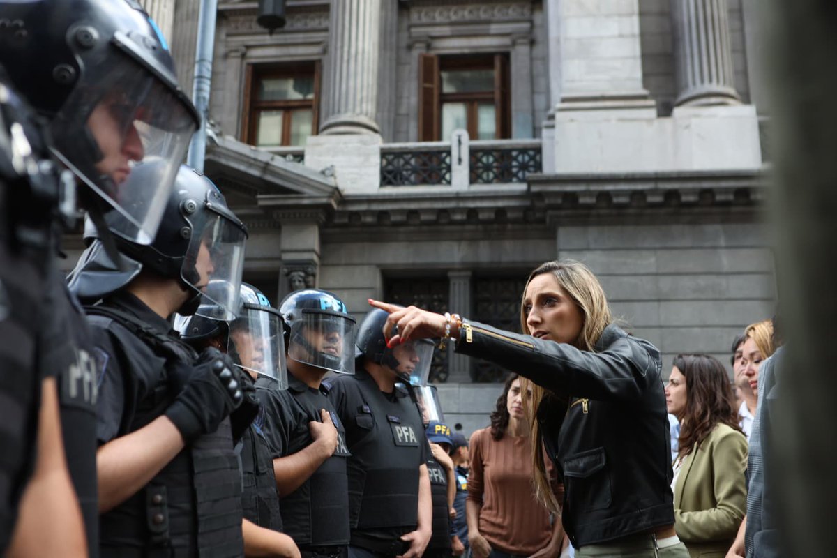Ariadnatedije's tweet image. La puesta en escena constante. No defender con el cuerpo el quorum en el Congreso. La indignación en redes como si fueran simples mortales a pie.

No se puede construir algo distinto con los mismos de siempre.