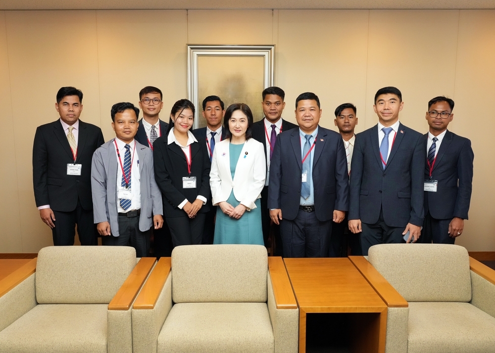 MofaJapan_jp's tweet image. 3月12日、 #生稲外務大臣政務官 は、外務省招へいによる対日理解促進交流プログラム「 #JENESYS 2024」の一環として、訪日中の #カンボジア 若手政治関係者10名（与党2名、野党7名、市民社会1名）による表敬を受けました。
 mofa.go.jp/mofaj/s_sa/sea…