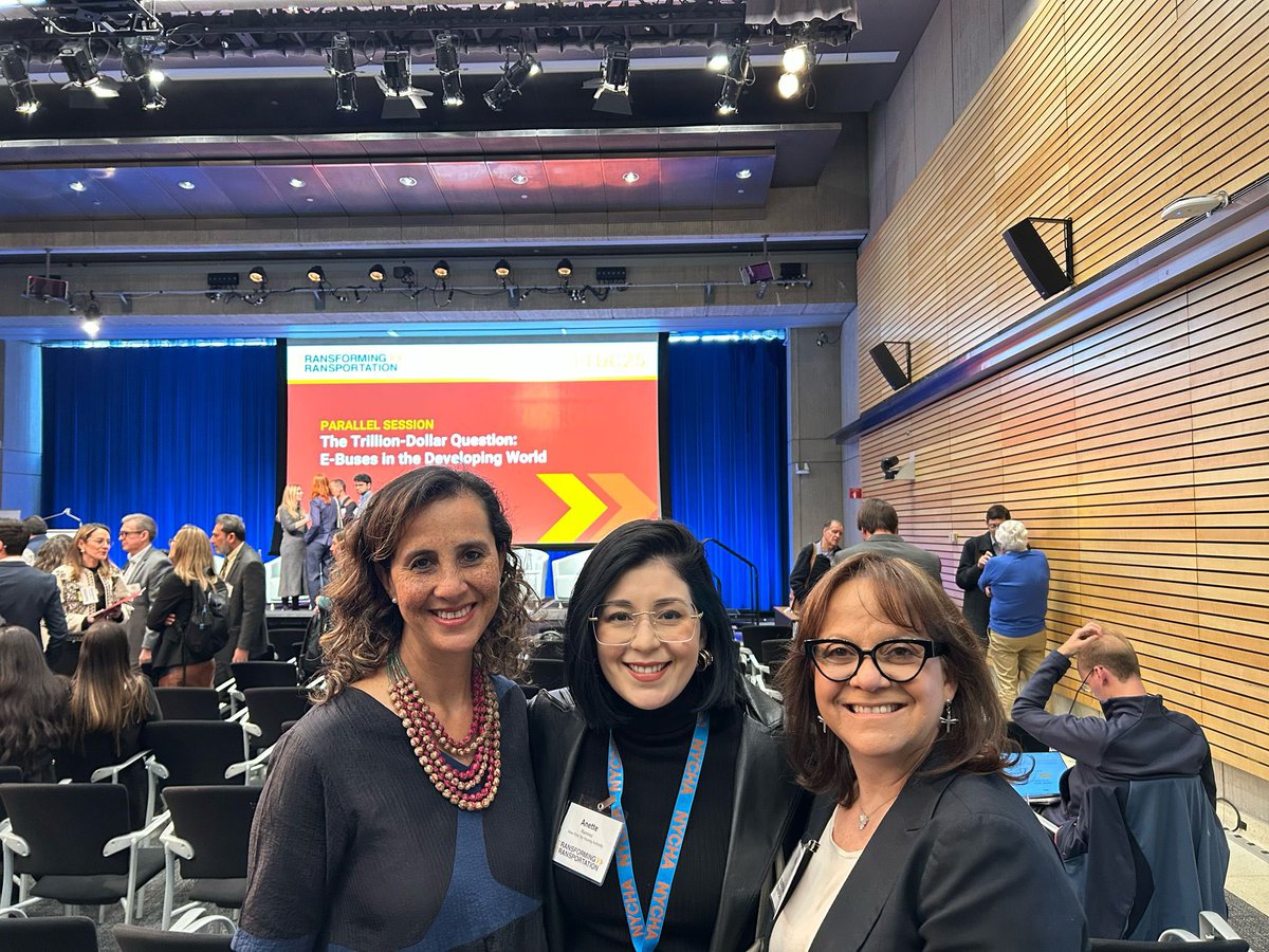 marthadelgado's tweet photo. Un gustazo encontrarme con @DanielSibaja_ en el Transforming Transportation #TTDC25 del @WRIRossCities que reunió a las principales autoridades, empresas y expertos en movilidad del mundo 🌎 ¡Gracias por la invitación @rogier_berg @AngelicaVesgaR @WRIMexico 👏🏼 🚲 🚙 🛥️ 🚌 🏍️ ✈️ https://t.co/GDouWT09qy