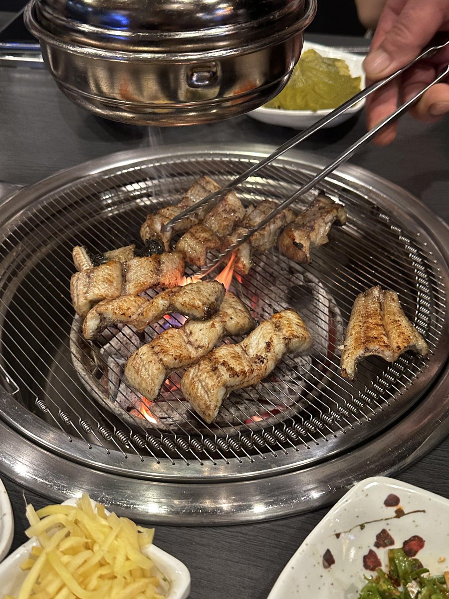 하나는 소금구이, 하나는 소스구이 🧂🧂
양파잎, 들깨잎, 다진 생강, 샬롯 등 반찬과 함께 제공
정말 바삭바삭한 장어는 정말 맛있습니다.