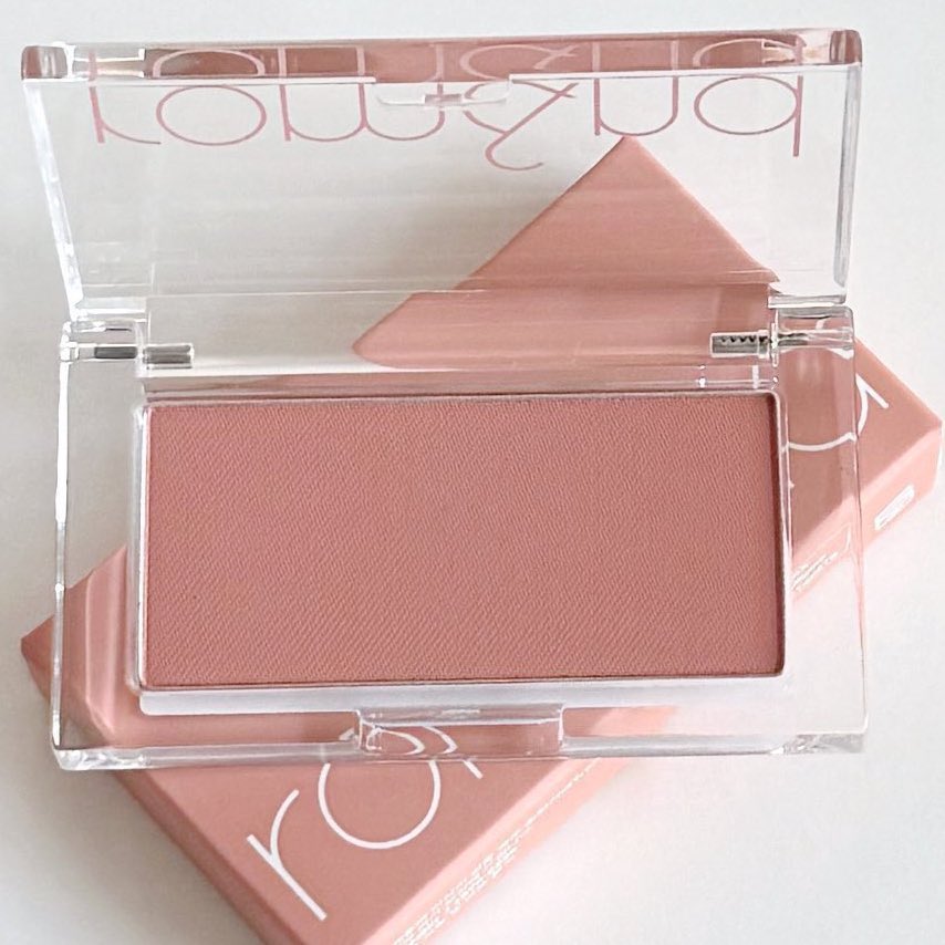 reviewchoey's tweet photo. อย่างกับแฝดคนละฝา✨

บลัช Rom&amp;nd better than cheek อันนี้สี C03 fig chip สีคือฟีลครีมบลัช bbia สี 06 เลย สวยมากก นัวมากกก fall out น้อย ปัดแล้วแก้มนัว ละมุนไม่เป็นปื้นๆ แล้วทนมากก ฟิวใช้ปัดซ้ำหลังครีมบลัช bbia 06 ตลอด สวยยยยยยยย https://t.co/URLQSon11u