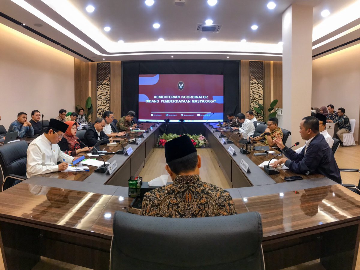 Bersama-sama hapus kemiskinan ekstrem

Konsolidasi pemanfaatan DTSEN jadi prioritas yang disepakati dalam Rapat Tingkat Menteri bersama Mensesneg <a href="/PrasetyoHadi28/">Prasetyo Hadi</a>, Mensos <a href="/GusIpul_ID/">Saifullah Yusuf (Gus Ipul)</a>, Menag <a href="/nasaruddinumar/">Nasaruddin Umar</a>, dan Kepala BPS, Kamis (13/3) pagi.

Percepatan pengentasan kemiskinan,