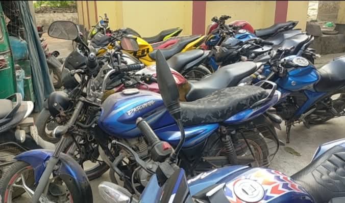 নবীনগরে ১১টি চোরাই মোটরসাইকেল উদ্ধার করেছে পুলিশ