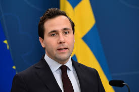 Bistånds- och utrikeshandelsminister Benjamin Dousa
Skickar ytterligare 120 miljoner av skattebetalarnas pengar till Syrien.

Samtidigt som ca 10% av brottsligheten och våldtäkterna i Sverige begås av invandrare från Syrien.
Det här har pågått i 20 år.🤡