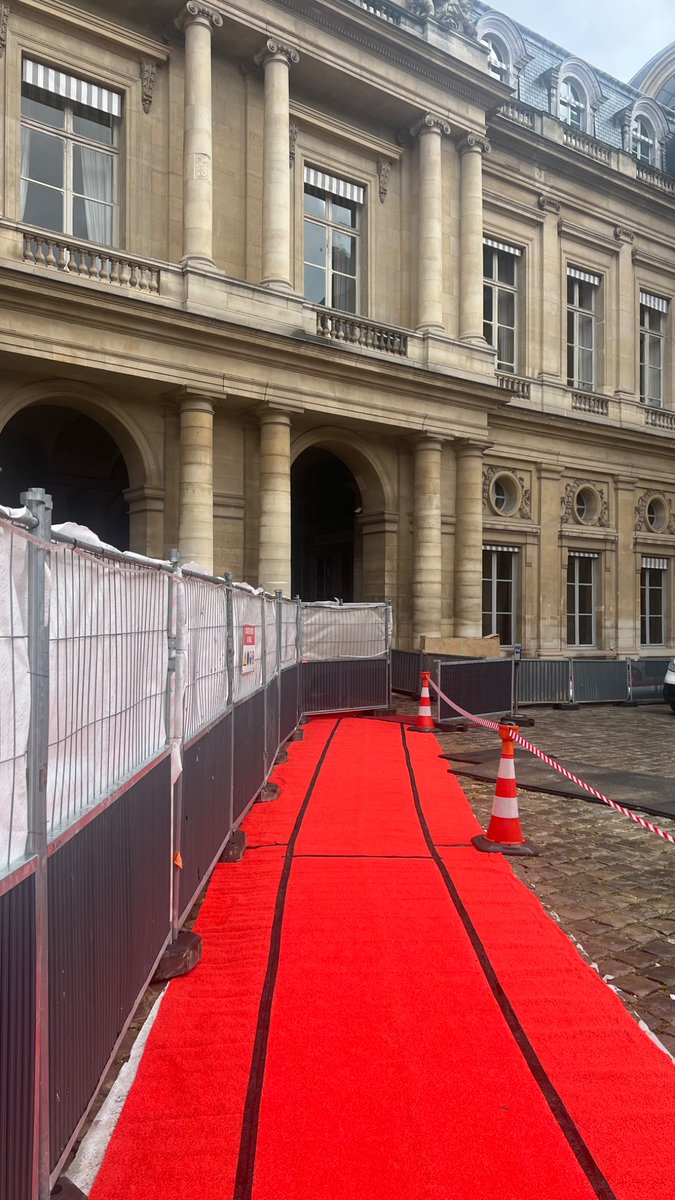 Isabelle de Silva (@isabelledesilva) on Twitter photo Travaux publics et tapis rouge au Palais-Royal : bientôt une nouvelle cour pavée pour accueillir les justiciables, avocats et visiteurs au <a href="/Conseil_Etat/">Conseil d'État</a> ! Travaux publics et tapis rouge au Palais-Royal : bientôt une nouvelle cour pavée pour accueillir les justiciables, avocats et visiteurs au <a href="/Conseil_Etat/">Conseil d'État</a> !