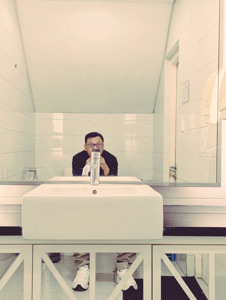 Relaksasi toilet :

“Tarik napas, hembuskan napas”

“Temukan ketenanganmu.”

“Lepaskan stres”

“Ciptakan oasis Anda sendiri”

'Bernapaslah Saja'

“Ketika Anda melakukan hal yang benar, Anda akan merasakan kedamaian dan ketenangan yang menyertainya. Lakukanlah berulang-ulang.”