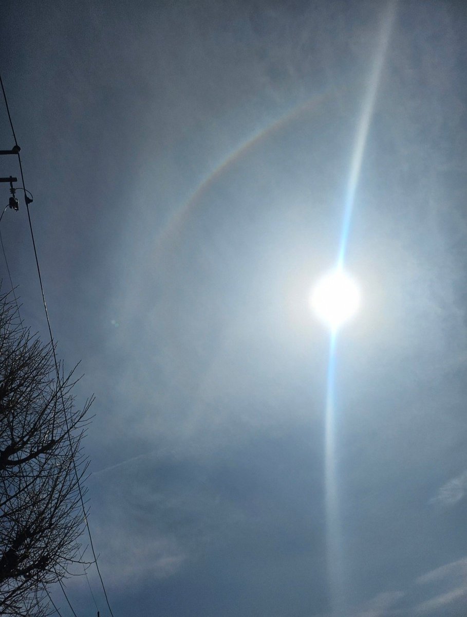 오늘 25.3.13. 오후 1시30분경 무지개가 헌법재판소 건물 위에 나타났습니다. 
수직으로 보이는 큰것은 사진 찍을때 빛이고, 옆에 작게 보이는 일곱색깔 무지개가 바로 오늘 그 무지개입니다.
좋은 일이 일어날 것 같습니다.