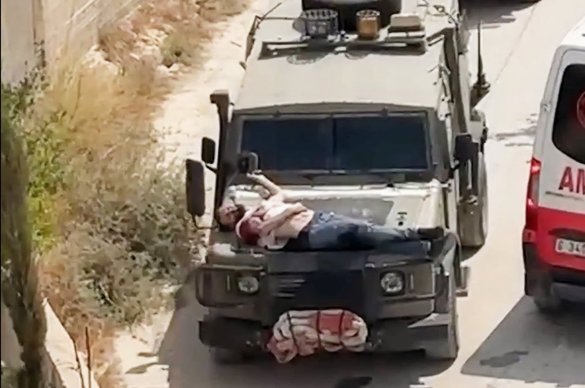 صورة معبرة عن فجاجة الكيان الصهيوني في استخدام الفلسطينيين دروعاً بشرية أثناء اقتحاماتهم المتكررة لمخيمات الضفة الغربية
أين هي الكرامة العربية؟ وأين هي المنظمات الحقوقية الدولية؟