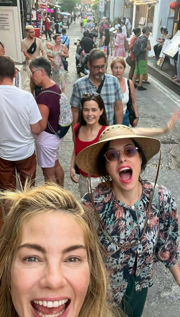 dailysarahhook's tweet photo. Sarah Catherine Hook, Parker Posey and Michelle Monaghan behind the scenes of #TheWhiteLotus Season 3. https://t.co/gKzotm9Sc9