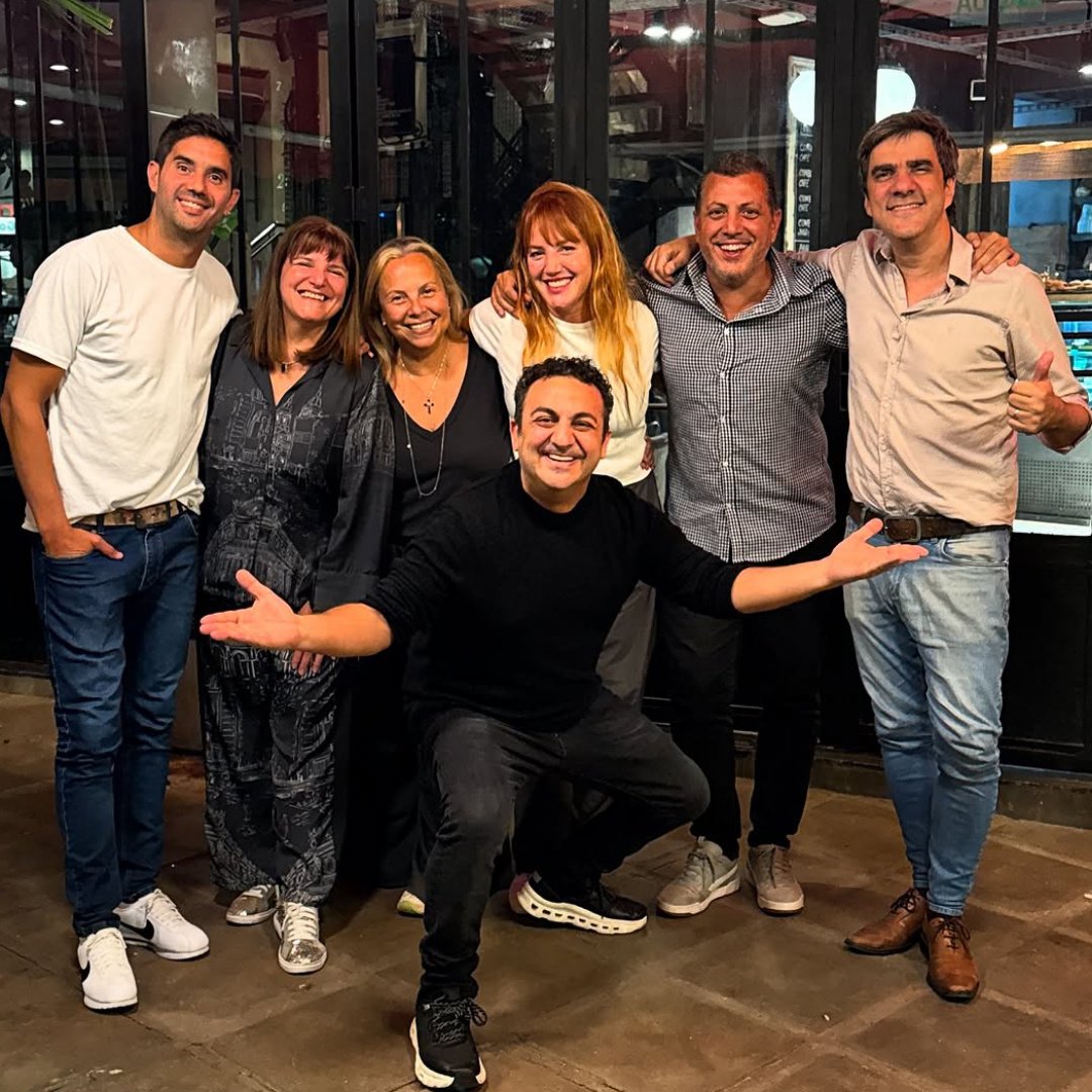 "No podemos Contar nada..." 🤐 @DanyMartins10, <a href="/Caro_Ibarra/">Carolina Ibarra</a>, @DiegoTopaOk y @DiegoSassi73 se Reencontraron en una Magica Reunion que tuvieron con @CeciMendoncaOk, @CoroDario y @AriFer 💫 ¿Sera algo Relacionado con cierto Aniversario?