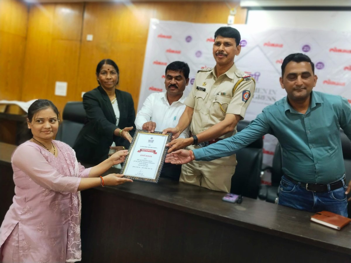 पोलीस स्टेशन रिसोड कडून लोकमत सखी मंच चे वतीने महीला दीन कार्यक्रमात महिलांना नविन कायद्याचे ज्ञान दिले.
<a href="/SP_Washim/">वाशिम पोलीस - Washim Police</a>