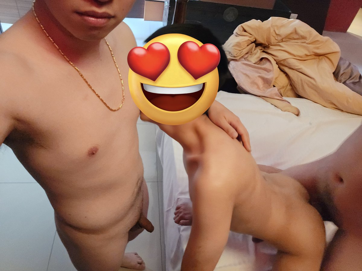 幹
3P爽死那個弟弟了 
全程浪聲不斷不給0號休息

想看影片嗎？讓我看到大家的渴望！