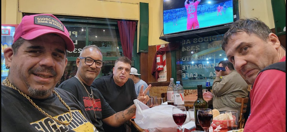 Con los amigos de Huracán  viendo el triunfo
Del globo en el farolito