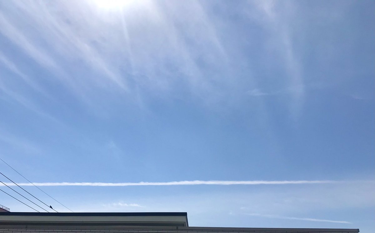 そろそろ春ですね。

空に気持ちいいくらいに真横一直線の雲✨