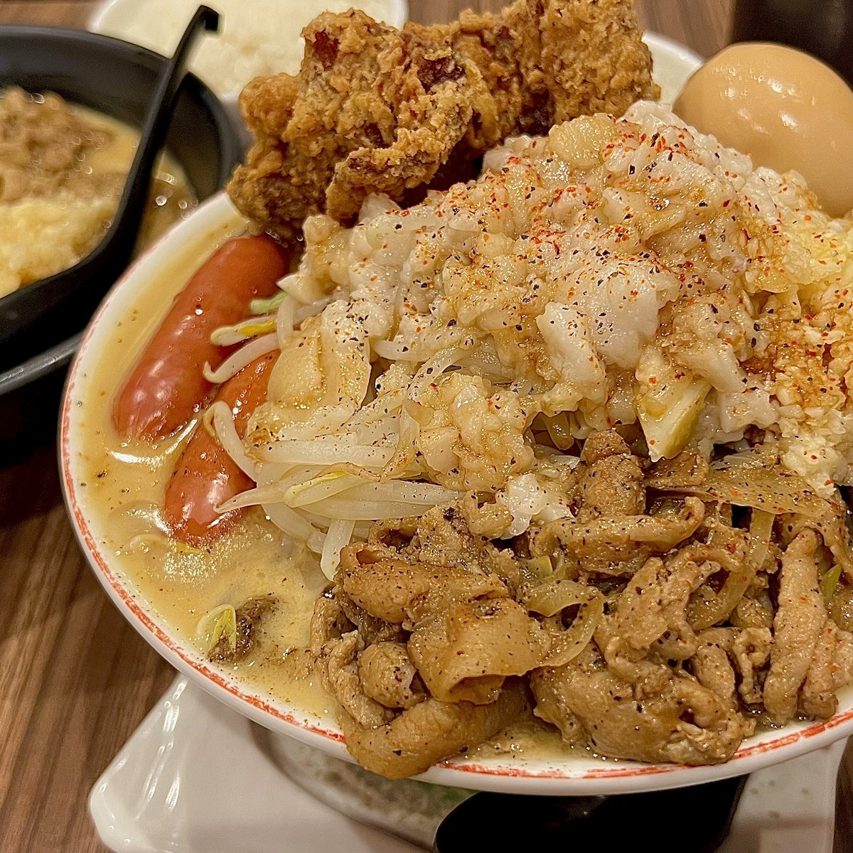 jimny_camper's tweet photo. ご飯がすすむ がっつり系のラーメン

スープが濃厚で、それが麺にしっかり絡んで、思わず「美味しい！」と声が出る
しかもラーメンに合わせてご飯もおかわり無料！
ご飯がすすむ味なので、ついつい食べ過ぎちゃいました

肉玉そばおとど 知立店

PR
#知立グルメ #愛知県 #愛知グルメ https://t.co/G9bYeb07wG